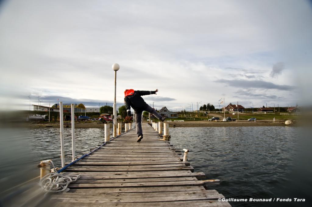 Œuvre de Guillaume Bounaud : photographie d'un homme sur un ponton