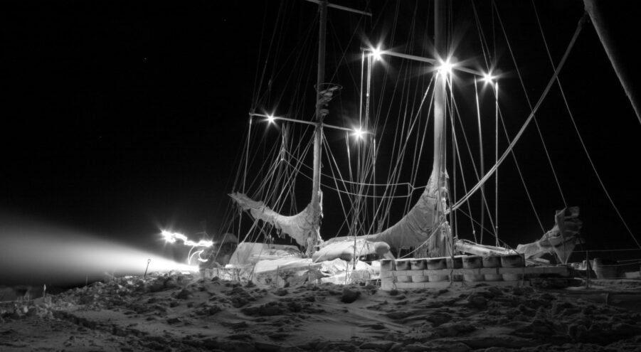 La goélette tara dans une nuit polaire en arctique