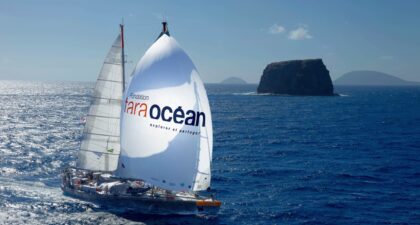 La goélette tara en navigation sur l'Océan