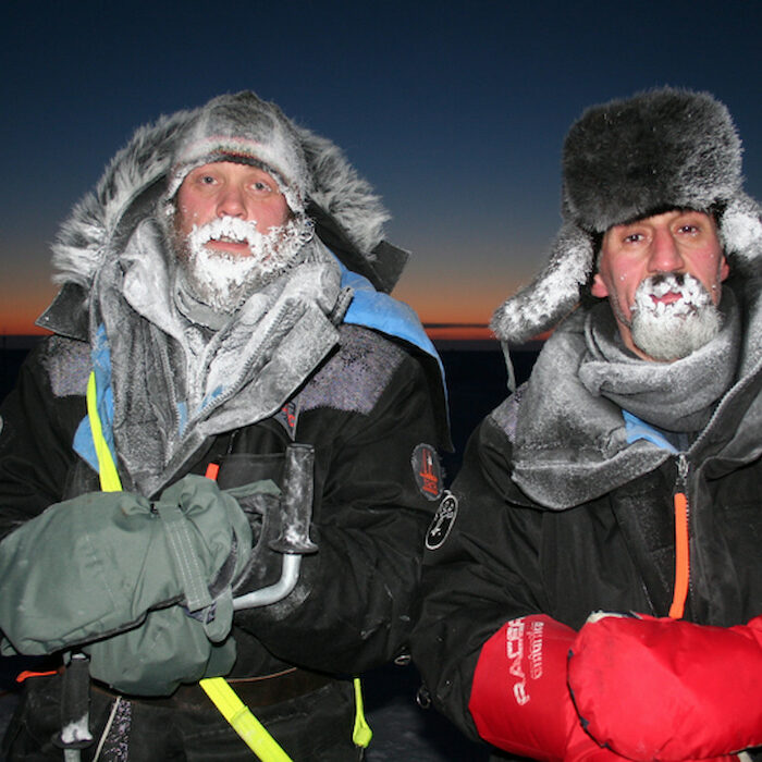 Deux taranautes au cœur du froid polaire en Arctique.