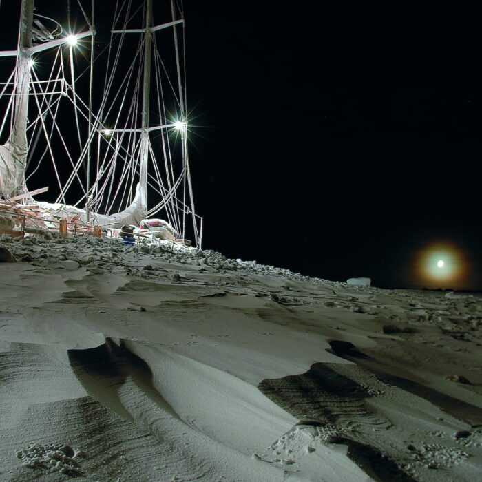 Immersion de la goélette pendant 140 jours dans la nuit polaire.