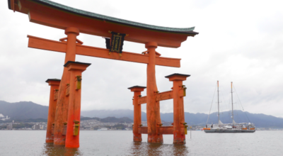 La goélette tara derrière le Toji flottant