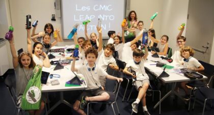 Des élèves en classe qui suivent les programmes pédagogiques de Tara