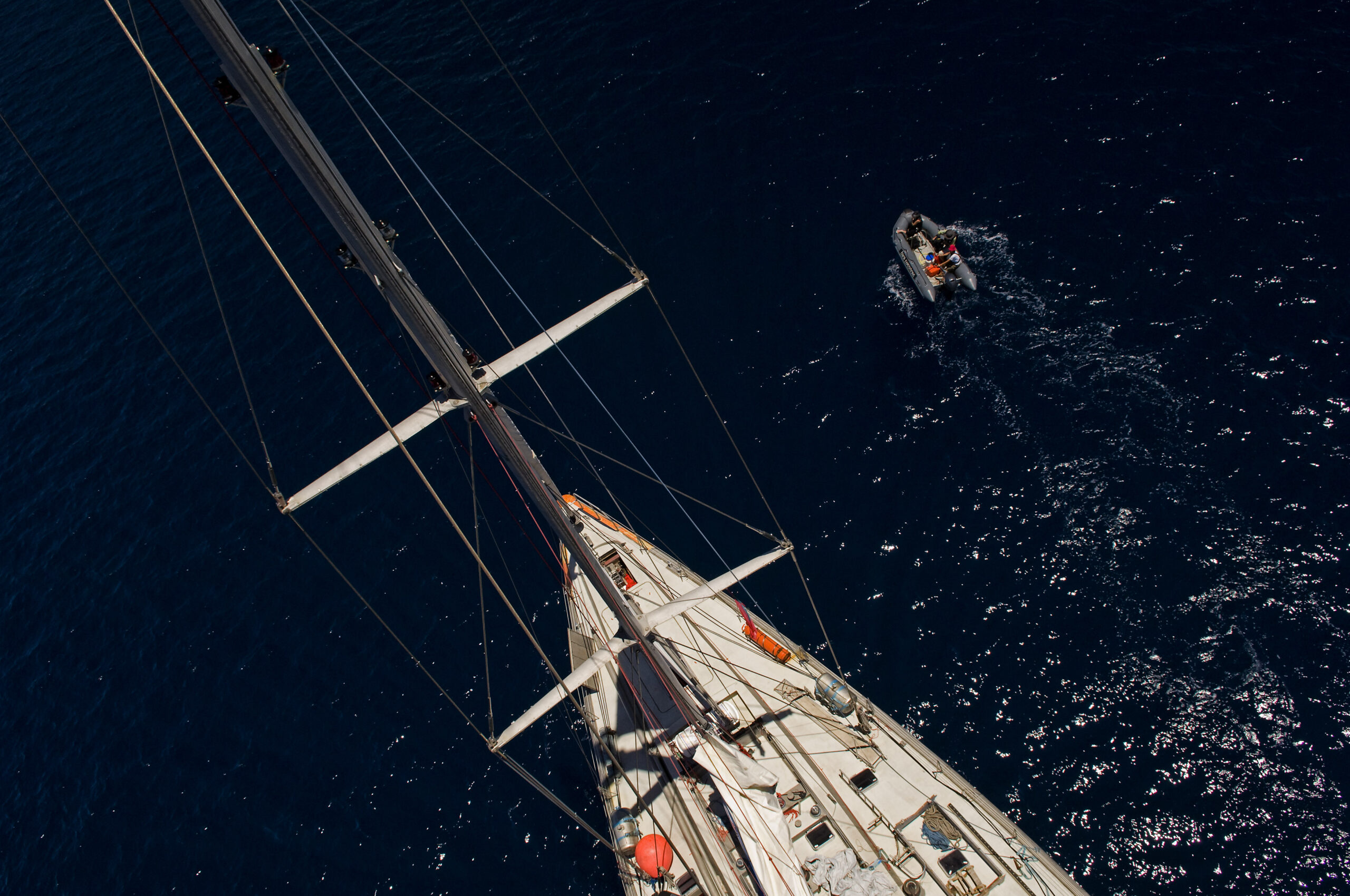 La goélette tara en navigation dans les Maldives