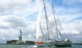 La goélette tara devant la Statue de la Liberté