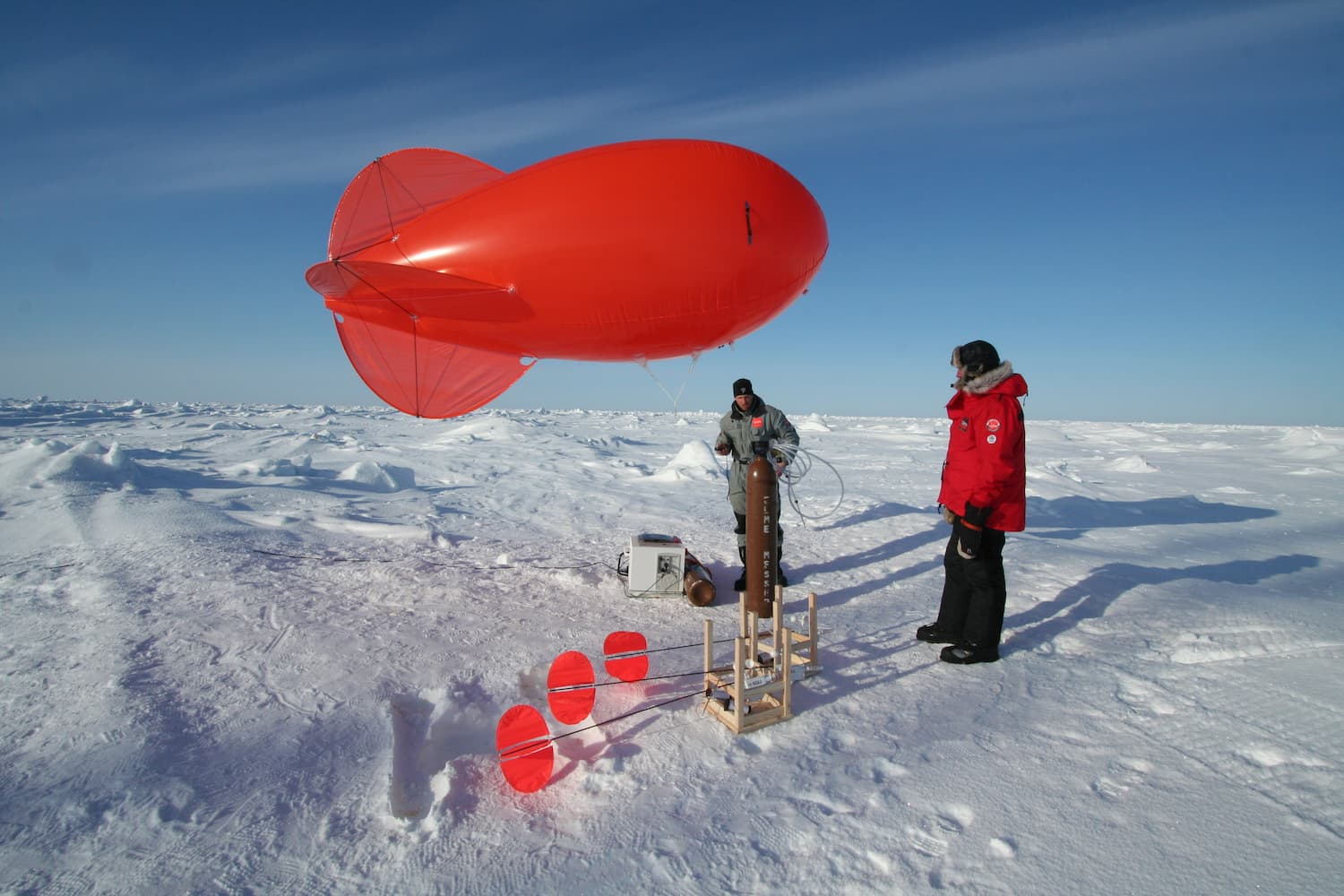 L'équipage installe les instruments scientifiques sur la banquise en Arctique
