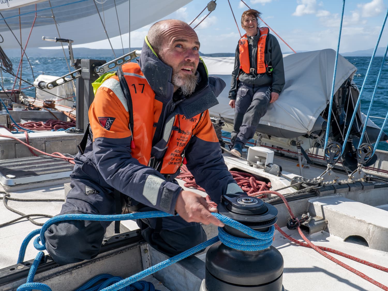 David, un marin sur tara en pleine manœuvre.