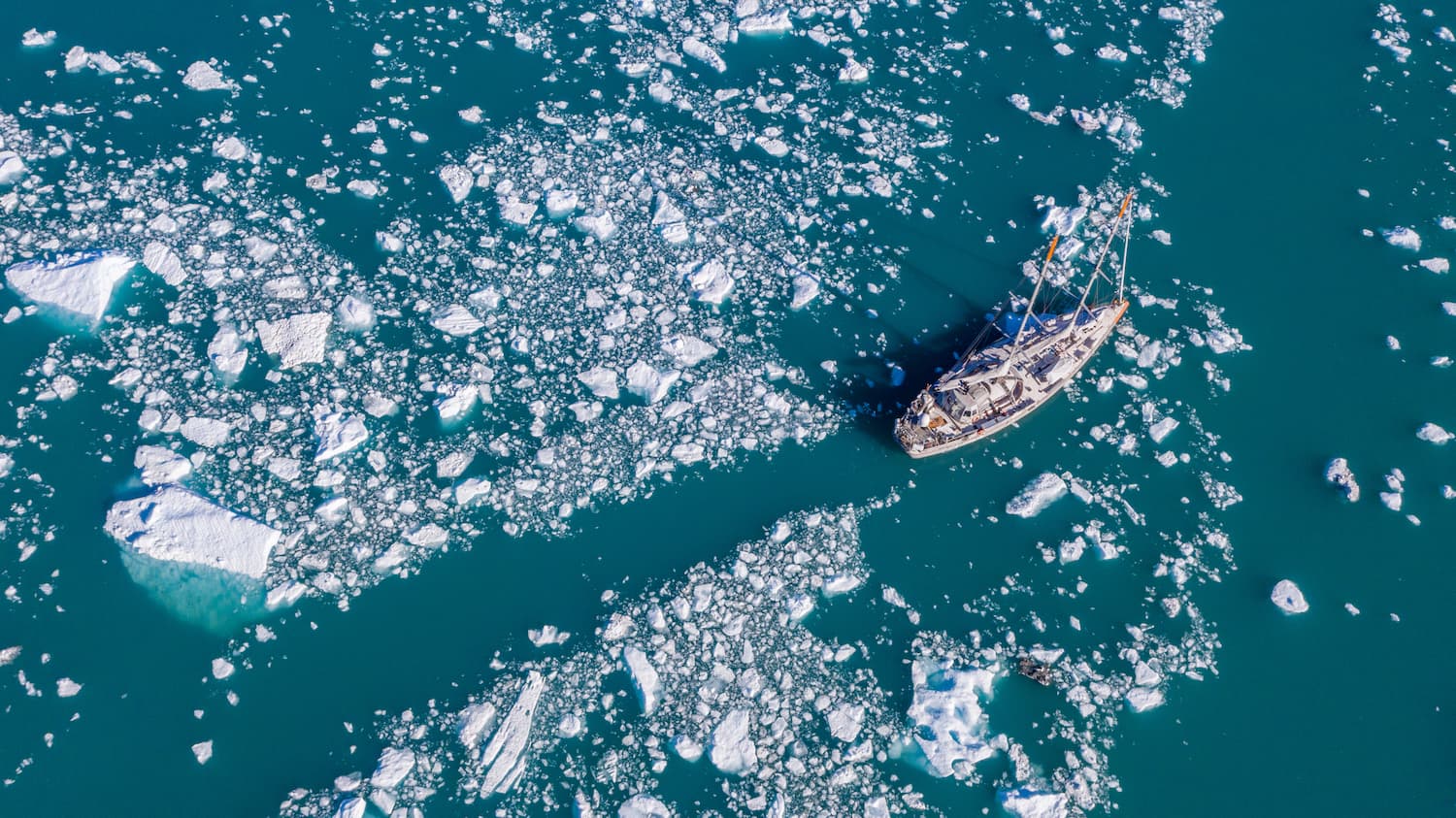 La goélette tara vue du ciel en navigation.