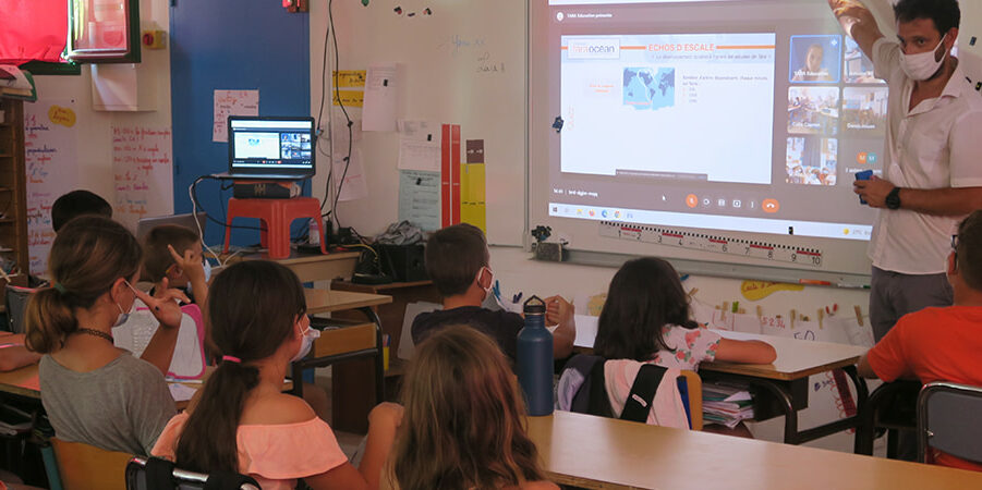 Le programme pédagogique Echo d'escale présenté aux élèves d'une classe.