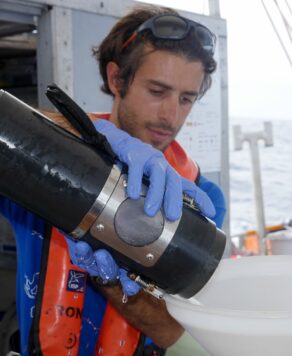 Un scientifique filtre un échantillon d'eau de mer