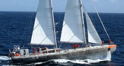 Goélette Tara voiles au vent