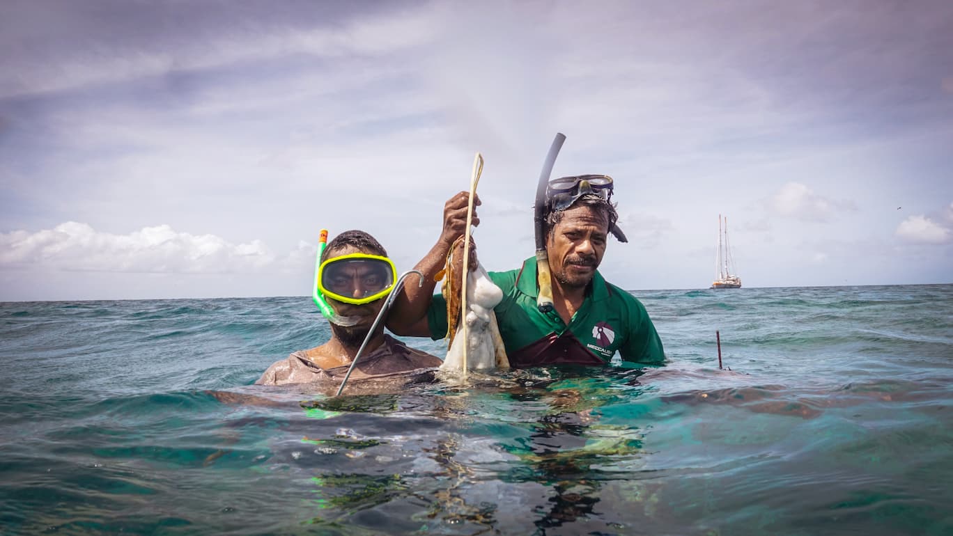 Les pêcheurs du village de Tabontebike dans les Kiribati