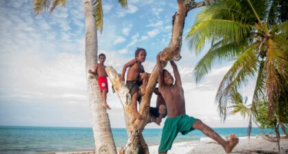 Les enfants de l’île Abaiang dans les Kiribati