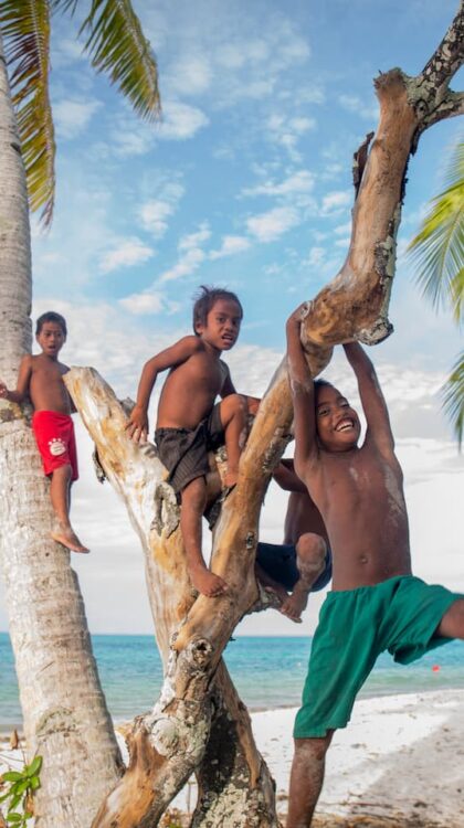 Les enfants de l’île Abaiang dans les Kiribati