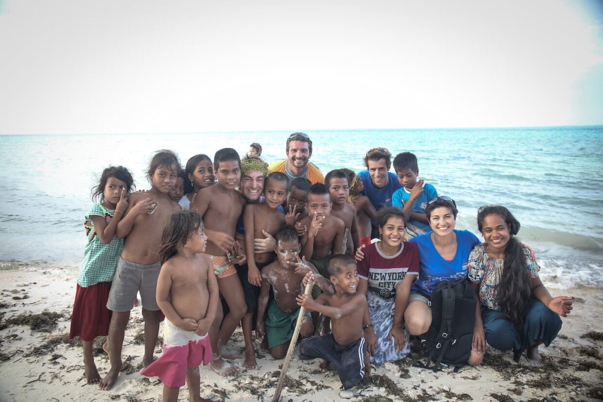 L’équipage de Tara prend la pose avec les enfants du village de Tabontebike dans les Kiribati