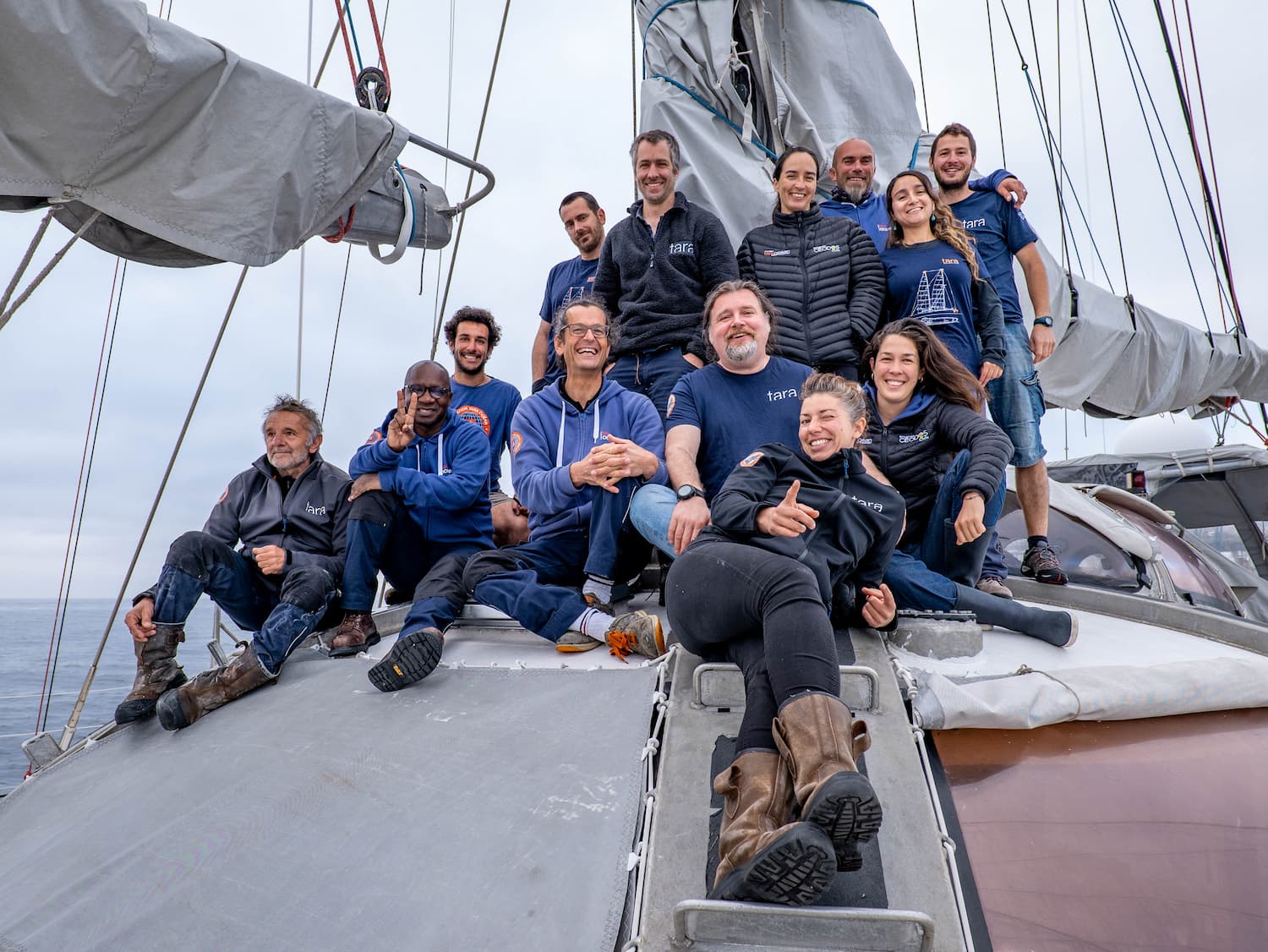 Wilfried N’Sondé et les marins à bord de Tara