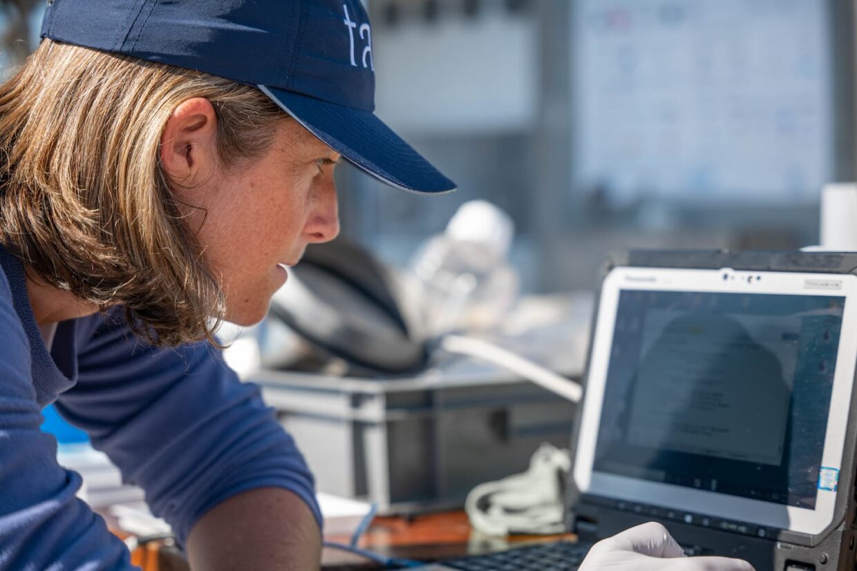 Emma Rocke - Cheffe scientifique - surveille les courbes CTD sur l’ordinateur
