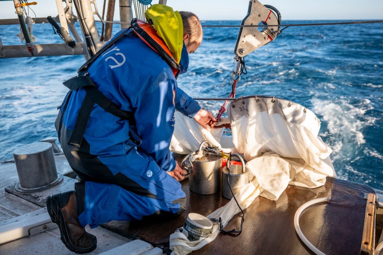 Thomas Linkowski - Ingénieur océanographe - prépare la mise à l'eau des filets