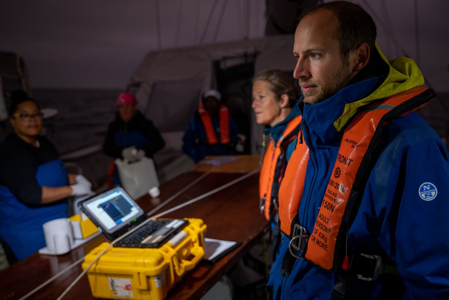 Thomas Leeuw et Emma Rocke pendant la mise à l’eau de la rosette au lever du jour