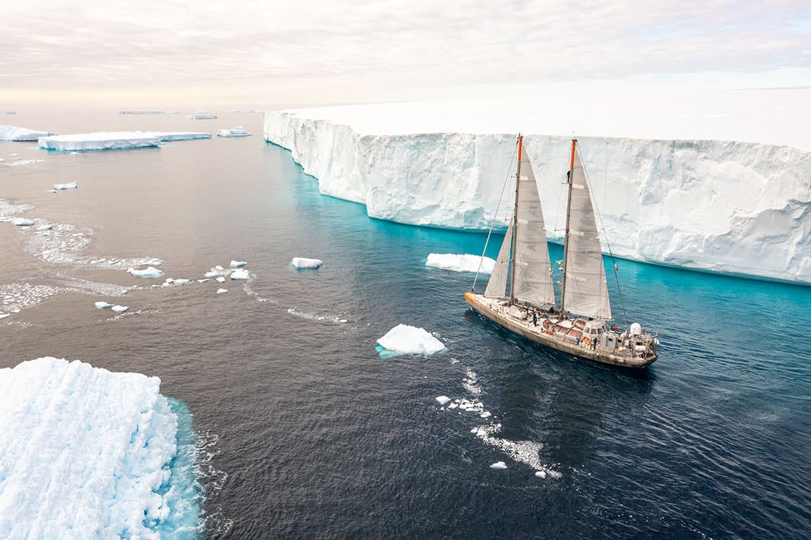 La goélette Tara près d'un iceberg en Antarctique