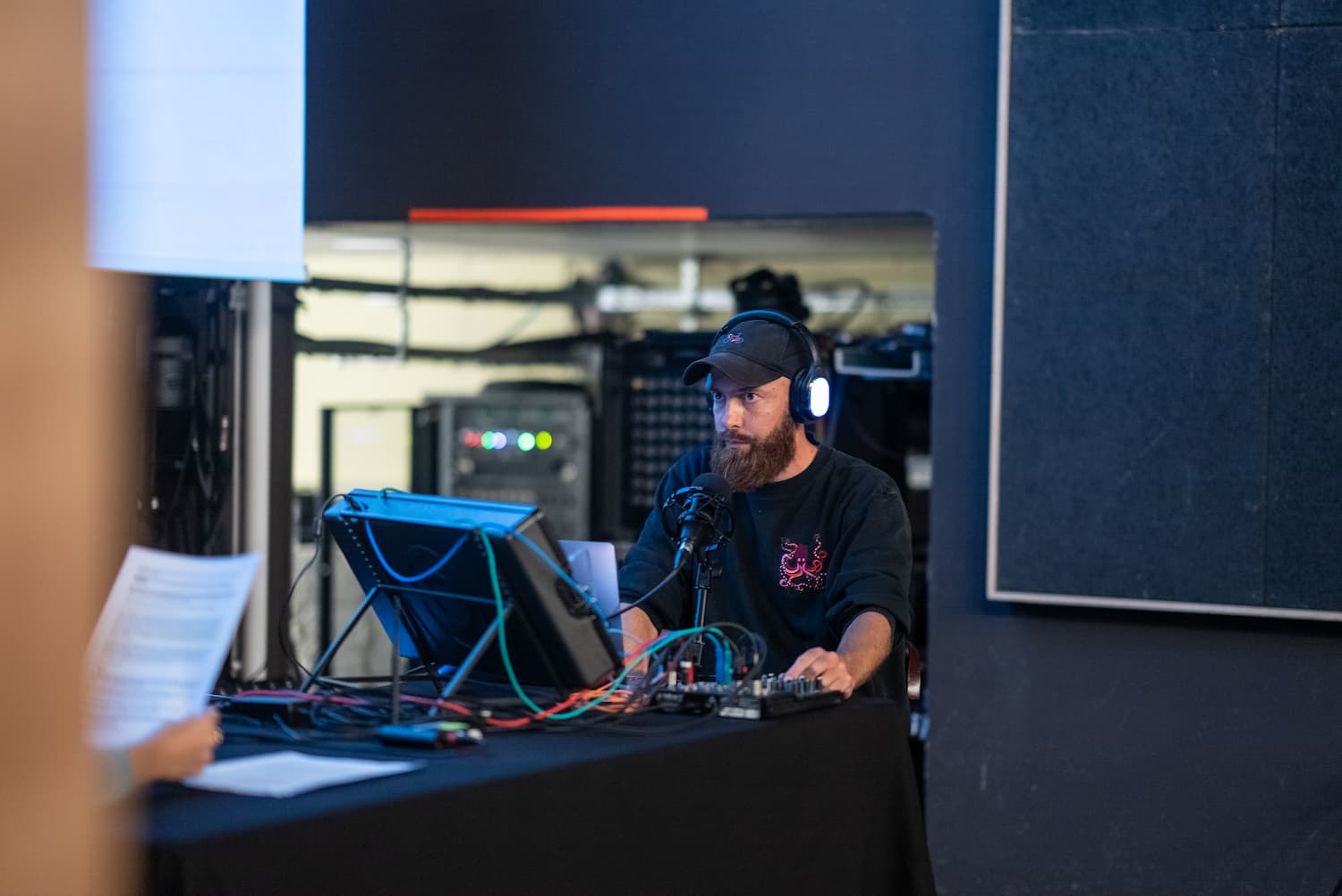 Antoine déploie ses sons lors de la performance sonore. Octobre 2022