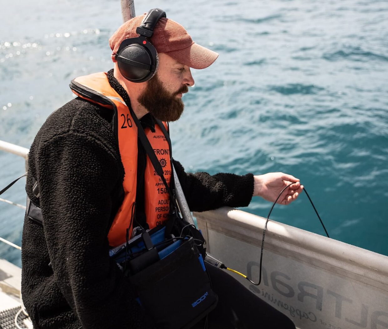 Antoine Bertin capte des sons à bord de Tara.