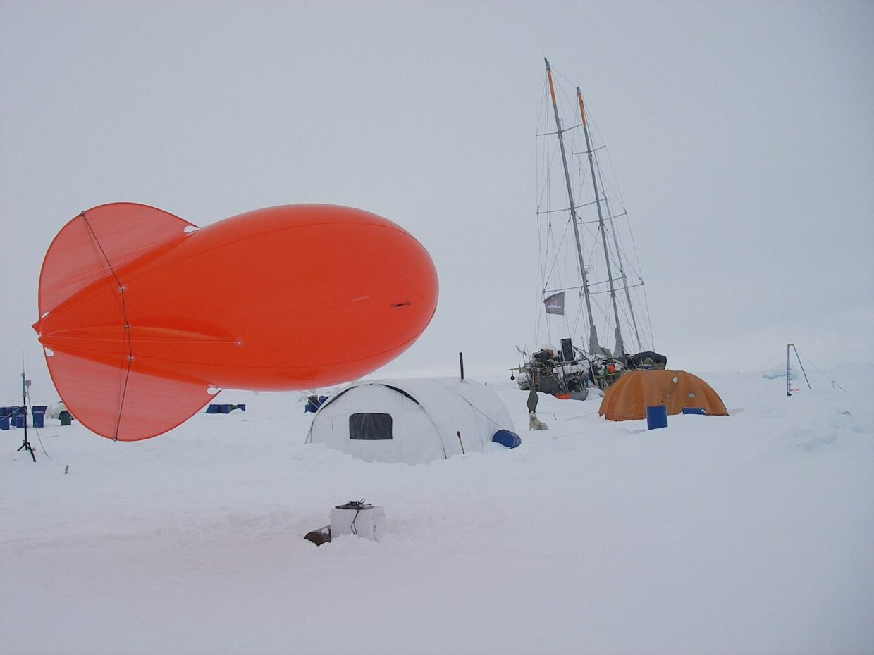 Campement sur la glace devant la goélette Tara - ©Fondation Tara Océan