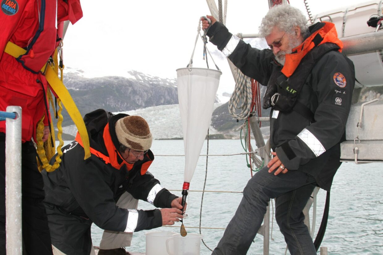 Échantillonnage sur Tara au cours de l’expédition Tara Oceans - ©Francis Latreille