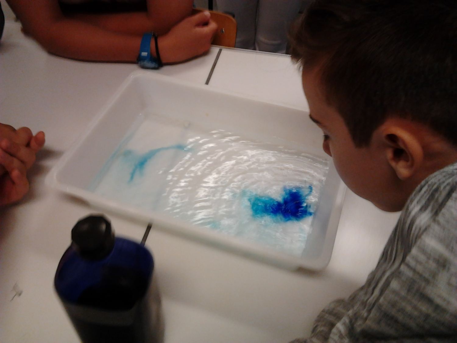 enfant qui fait une experience