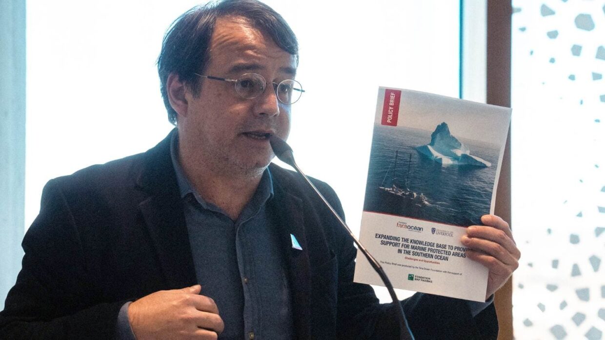 André Abreu, Directeur des affaires internationales à la Fondation Tara Océan, présente un policy brief sur la création d’Aires Marines Protégées lors d’une réunion à l’Université de Liverpool en avril 2025.