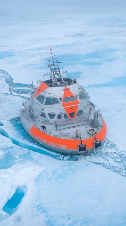 Tara Polar Station emprisonnée dans la banquise ©Maéva Bardy