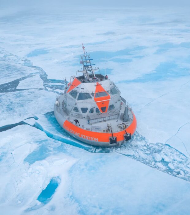 Tara Polar Station emprisonnée dans la banquise ©Maéva Bardy