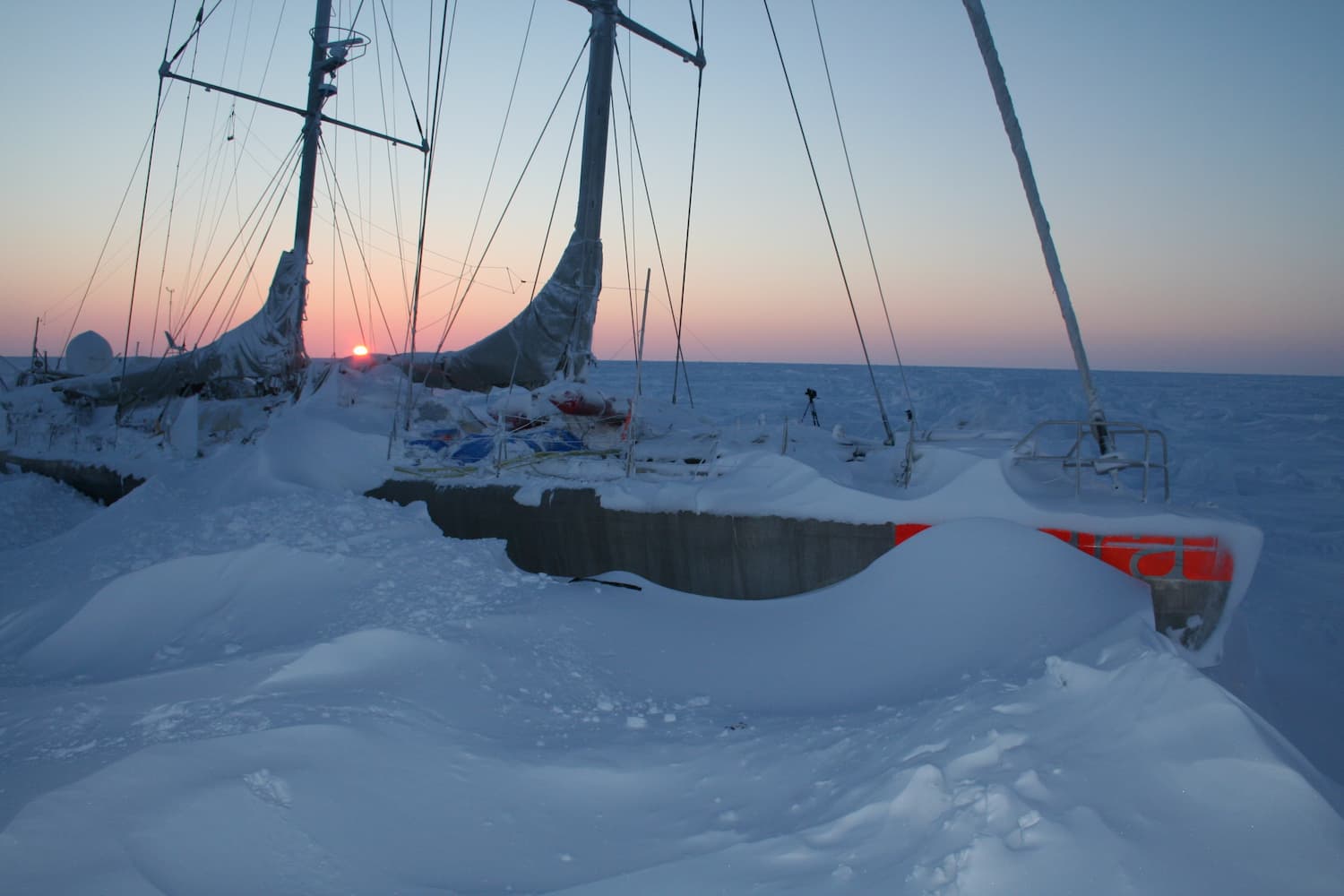 Tara sous une couche de glace en Arctique