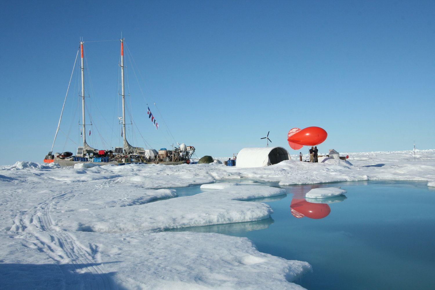 Camp de base scientifique de tara en arctique