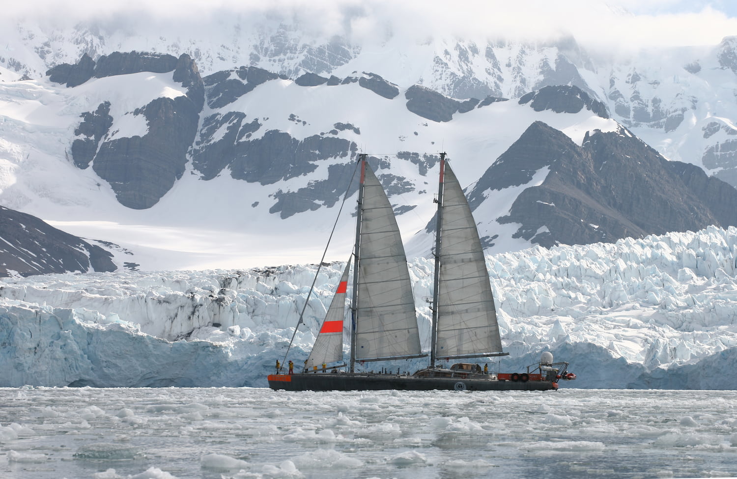 La goélette tara naviguant proche de la banquise