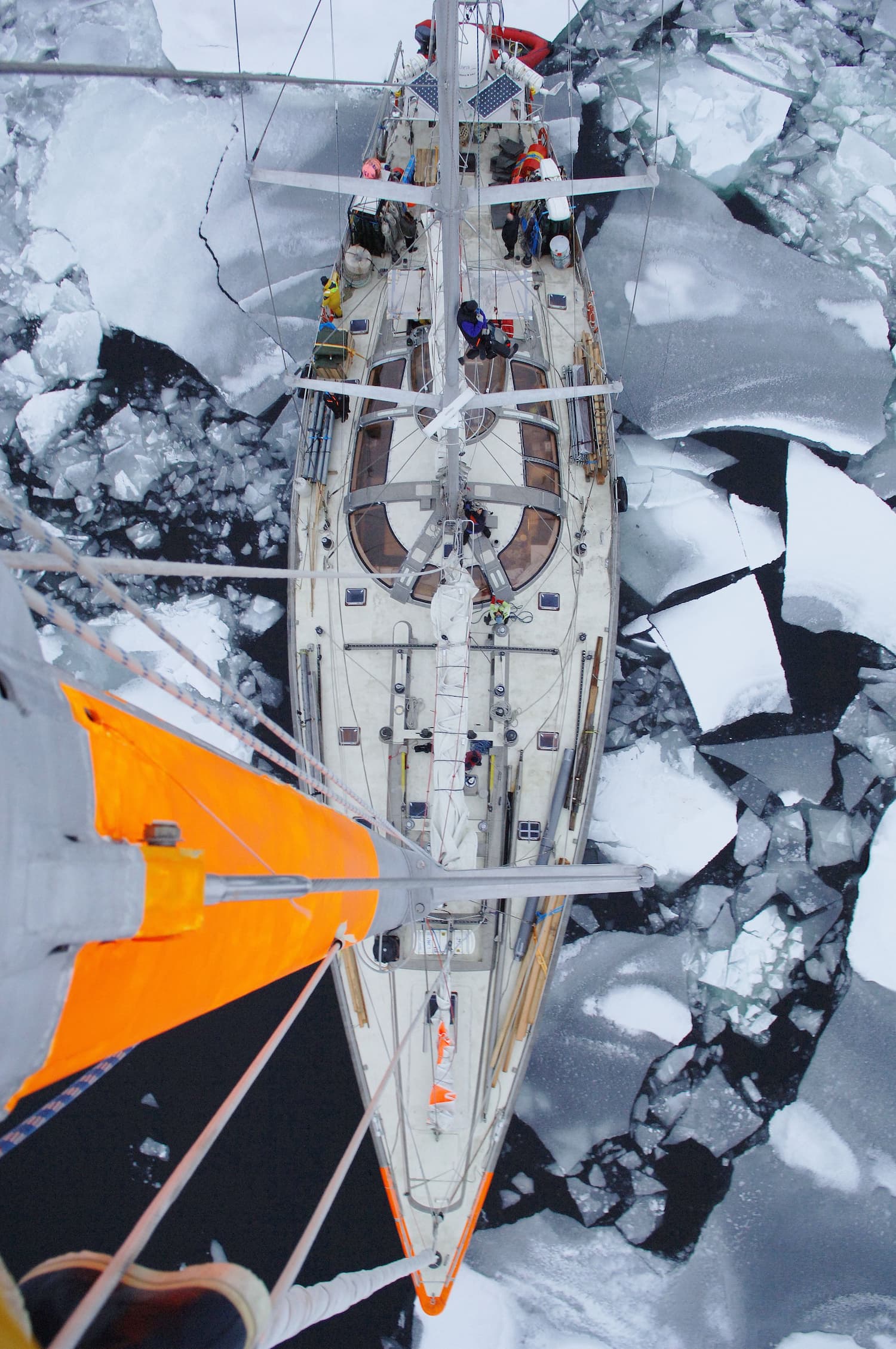 Premiers pas de la goélette tara positionnée dans la glace.