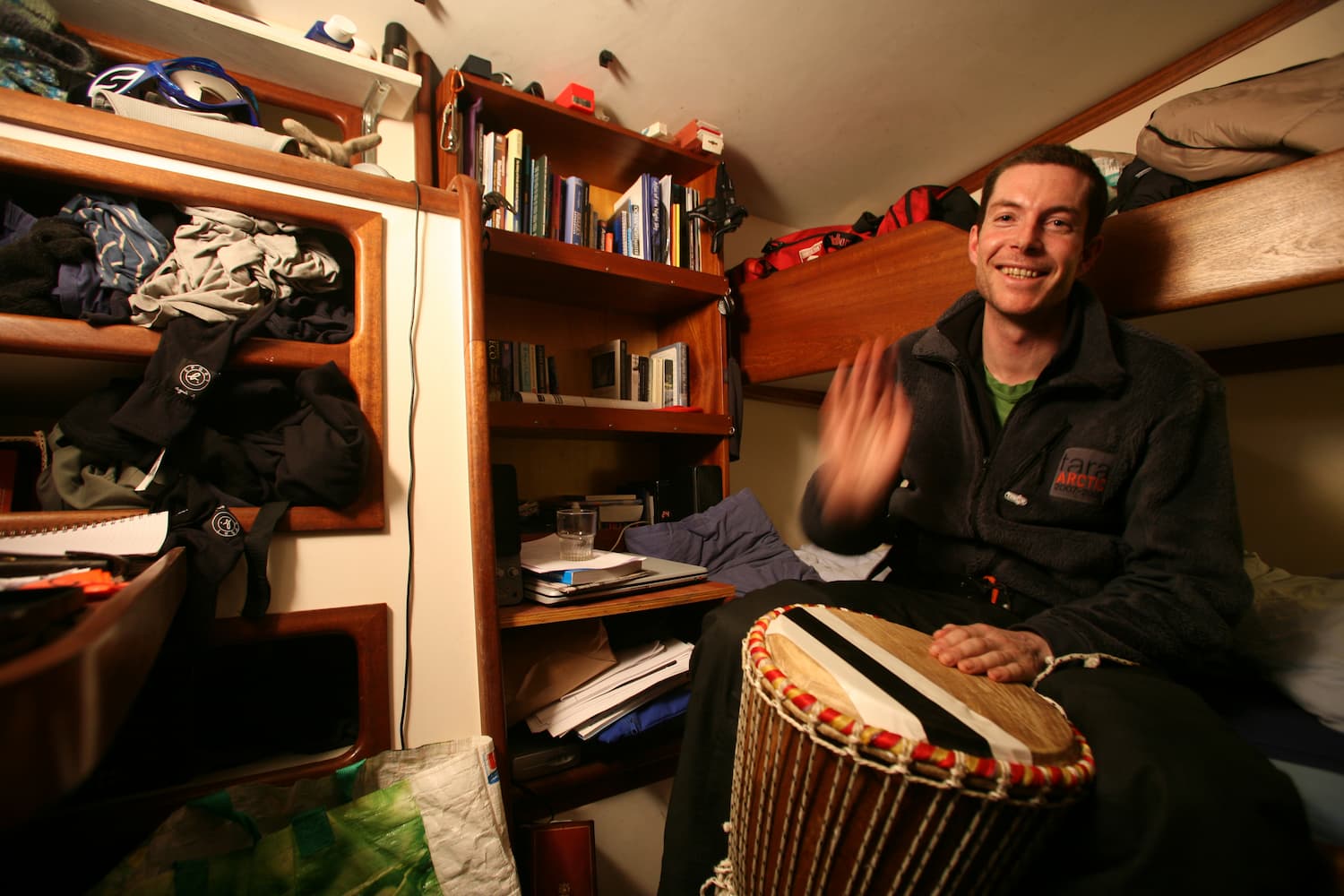 Jouer de la musique pendant l'isolement polaire.