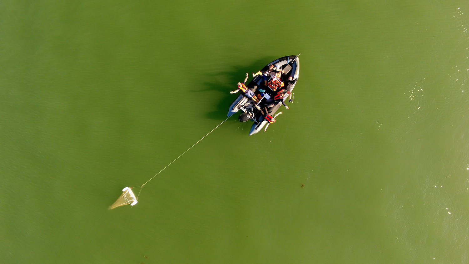 La goélette tara échantillonne sur le Tibre