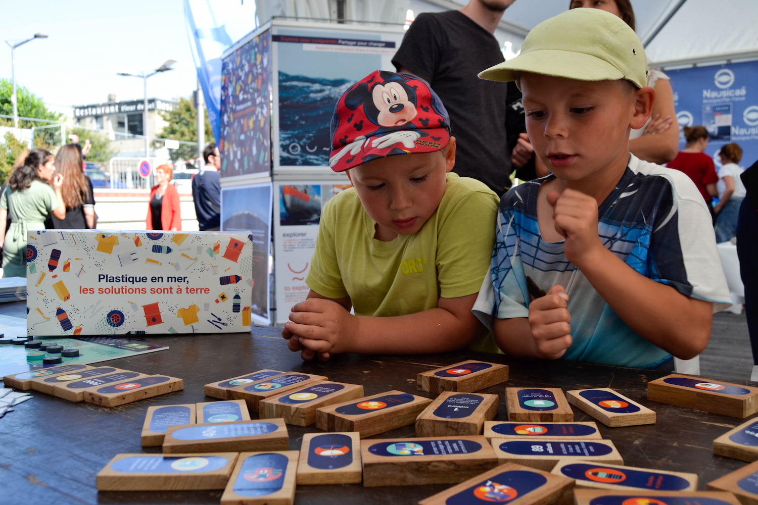 Action de sensibilisation à Boulogne à la pollution plastique