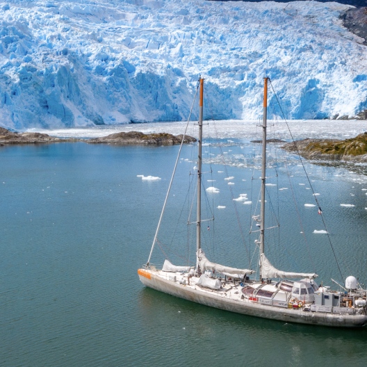 Mouillage de la goélette tara devant le glacier Brujo au Chili