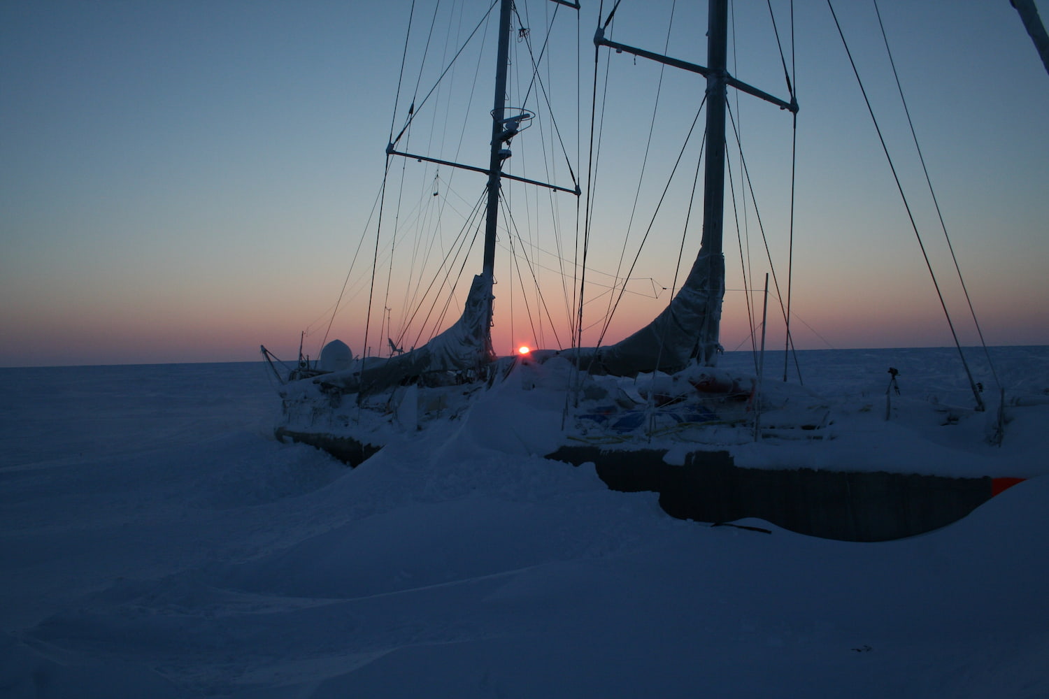 Coucher de soleil sur la goélette Tara emprisonnée dans la glace