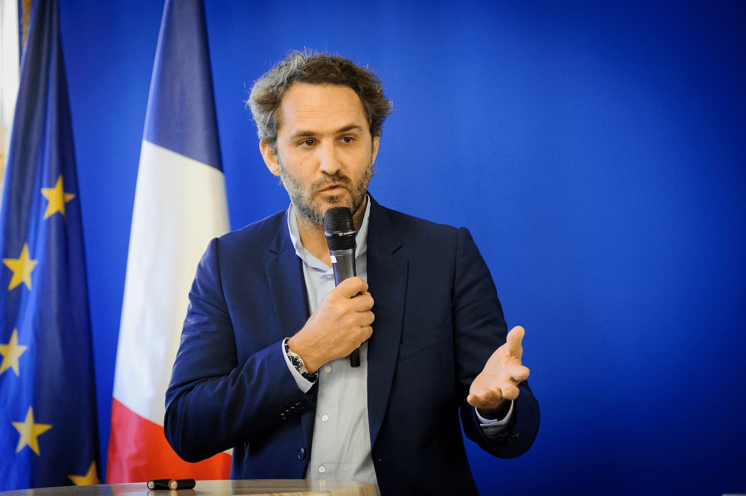 Romain Troublé faisant un discours lors de la signature du pacte plastiques