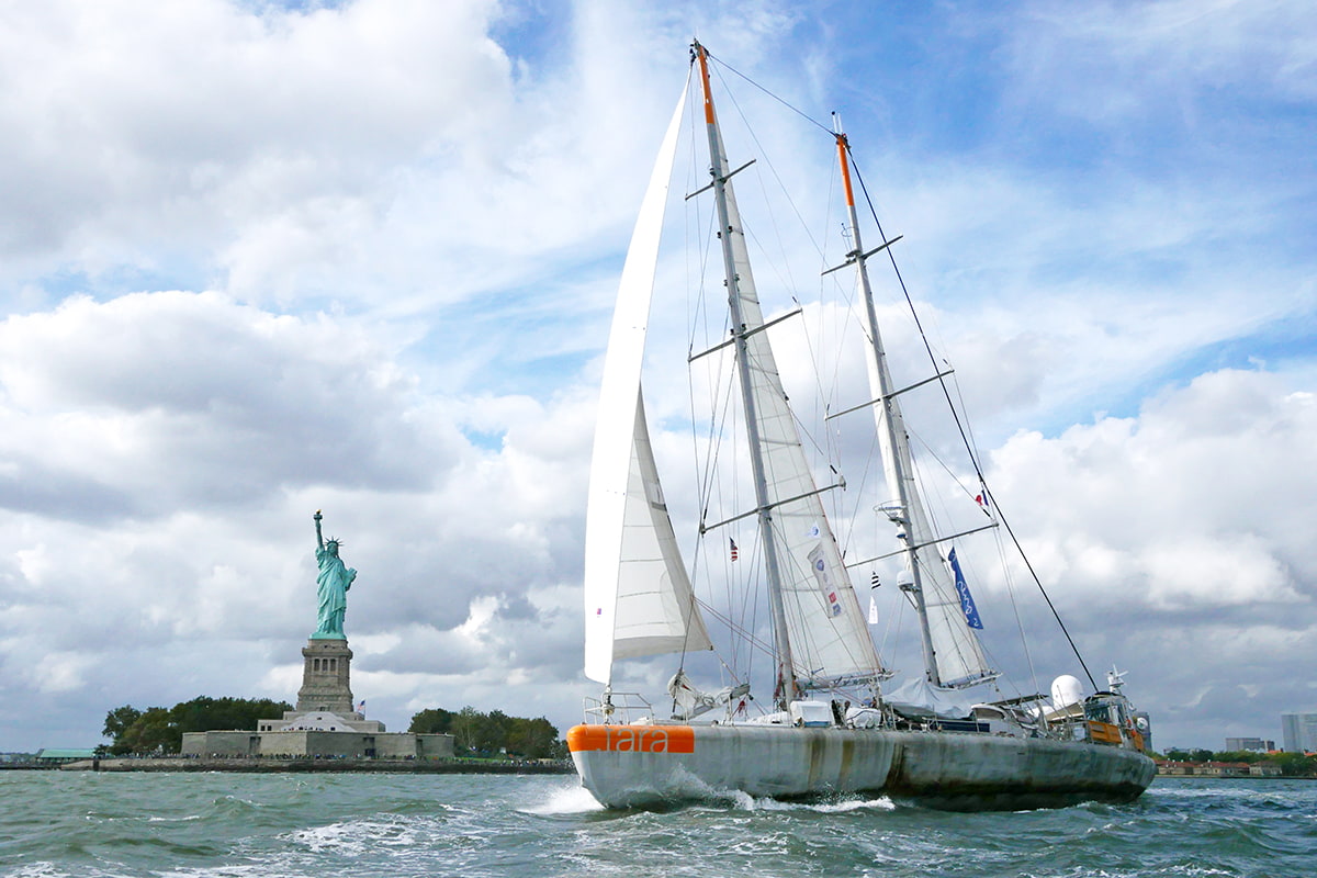 La goélette tara devant la Statue de la Liberté