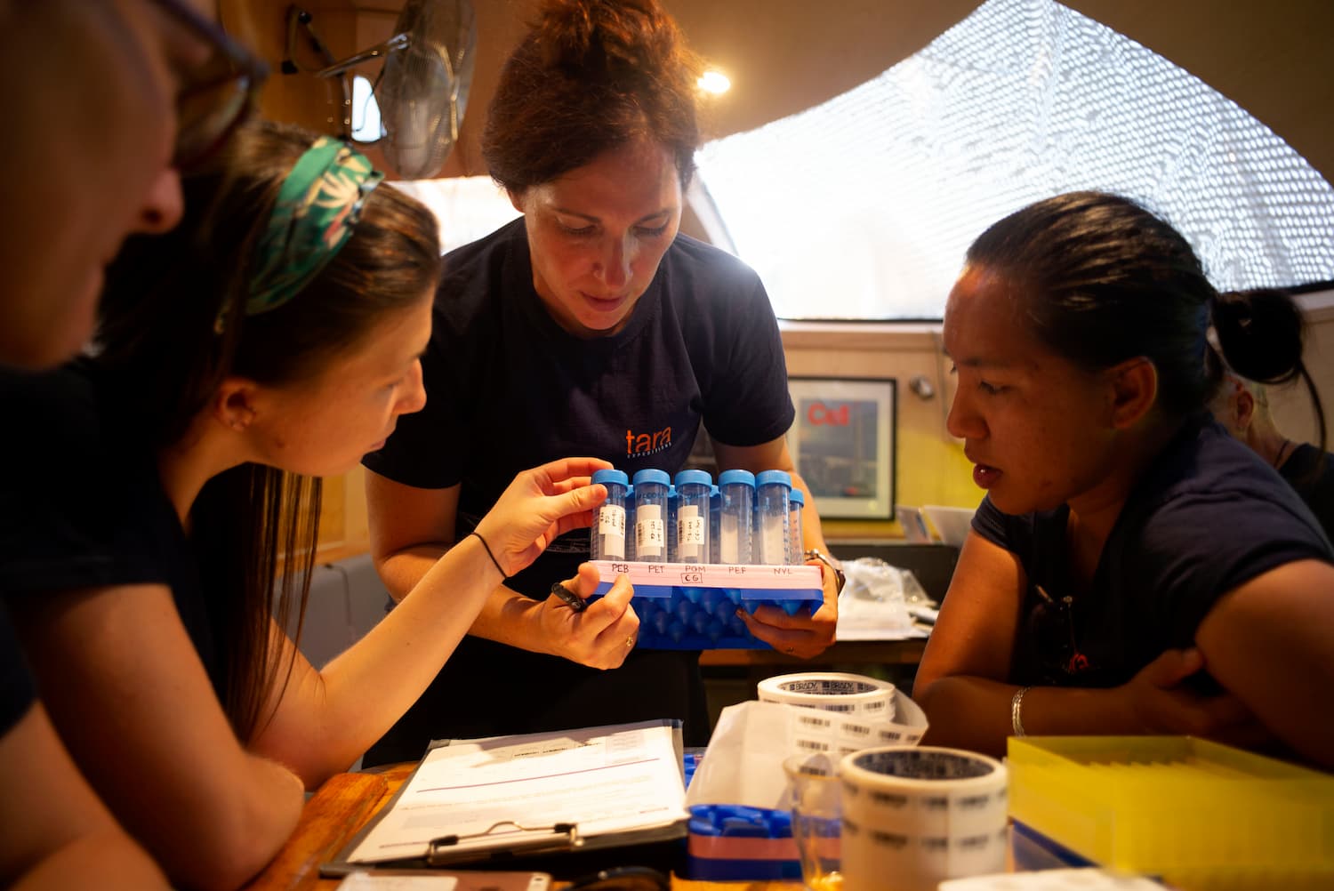 Des scientifiques discutent des échantillons de microplastiques