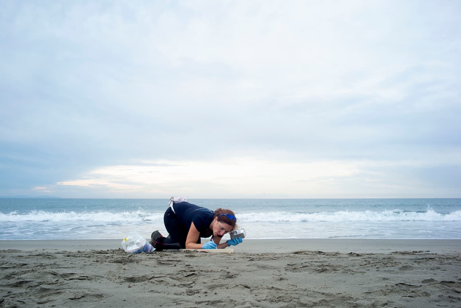 Prélèvement d'échantillon de plastique sur la plage