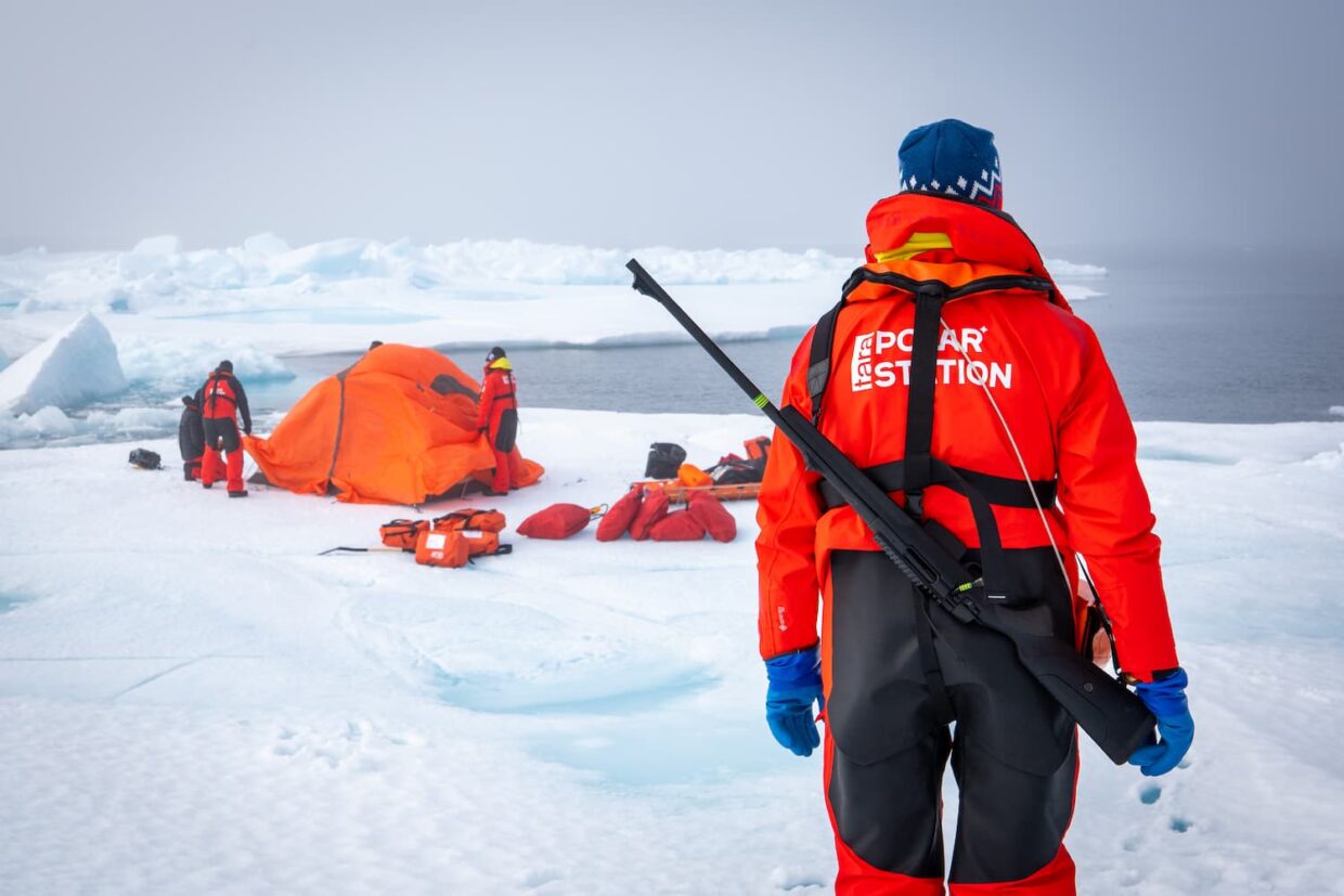 Exercice d’abandon du navire sur la glace avec montage de tentes ©Maéva Bardy
