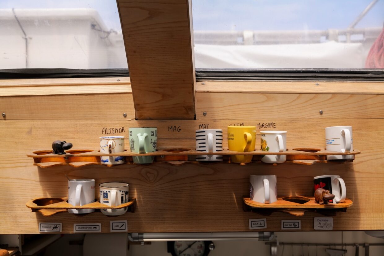 Chacun sa tasse sur la goélette Tara ©️Clémentine Benac - Fondation Tara Ocean